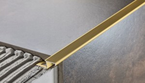 Narożnik aluminiowy schodowy Z anoda złota 10 mm 2,5mb