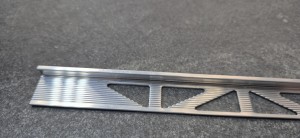 Narożnik aluminiowy prosty surowy 6 mm 2,5mb
